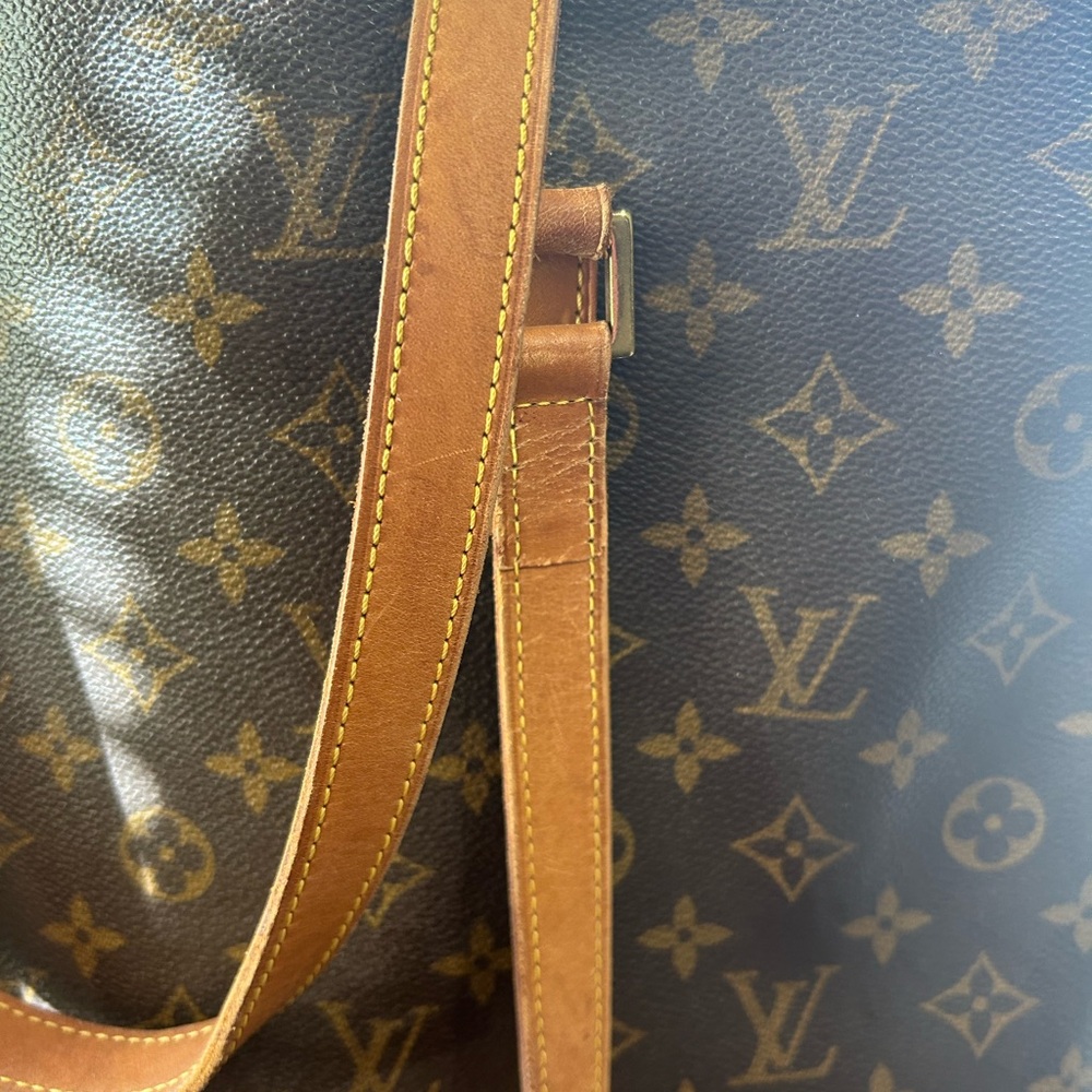 Louis Vuitton - Picture 4 of 11